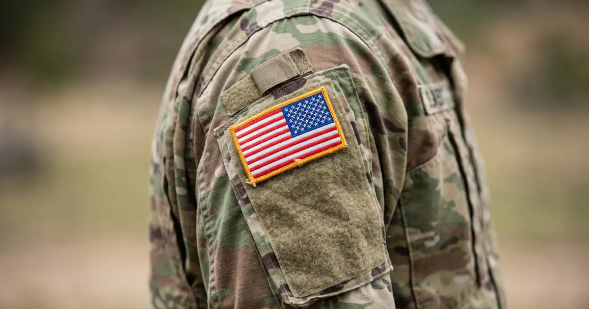 Bandiera americana al contrario sull’uniforme: significato e regola